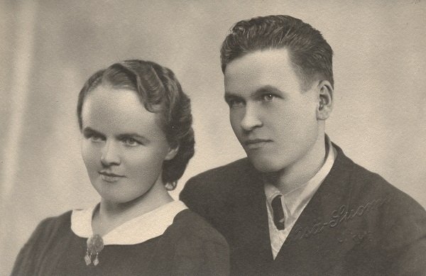 140-äidin-ja-isän-kihlakuva-1946